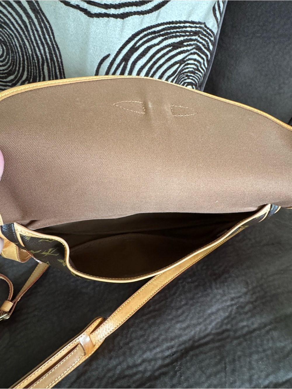 Authentic Louis Vuitton Saumur 30 Crossbody - Picture 13 of 16